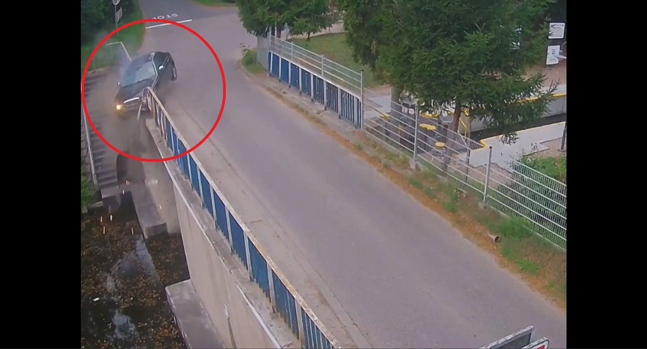 Pijana kobieta wjechała w barierki mostu. Mandat dostał również pasażer