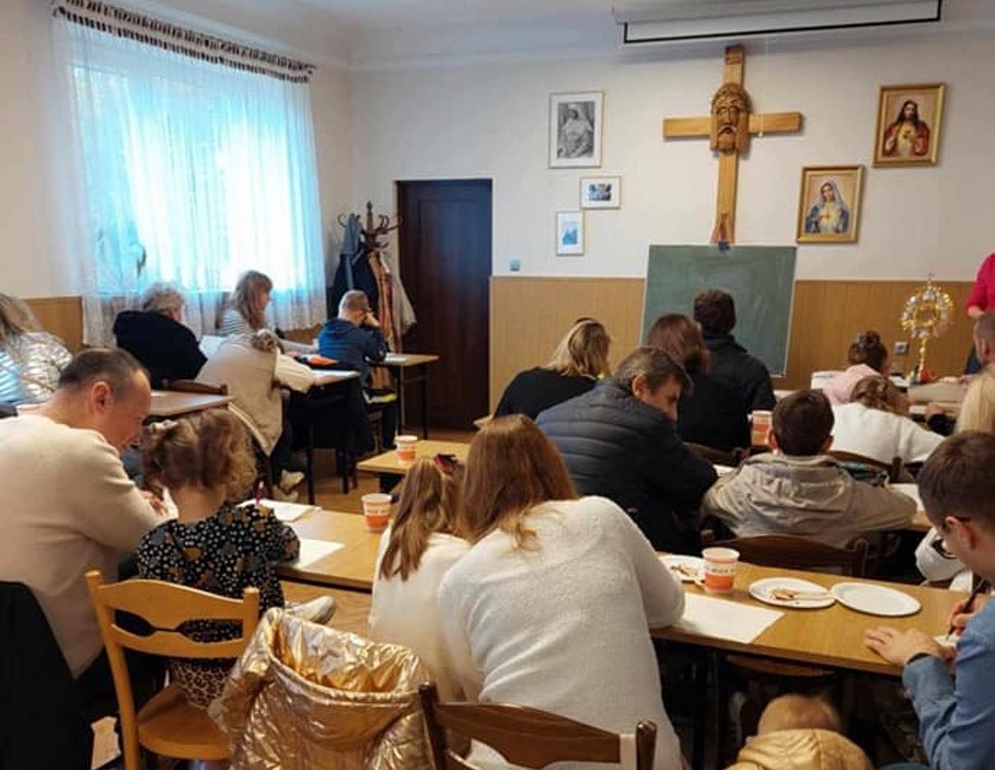 Stawiają szóstki dzieciom za udział we mszy św. Rodzice nie kryją oburzenia