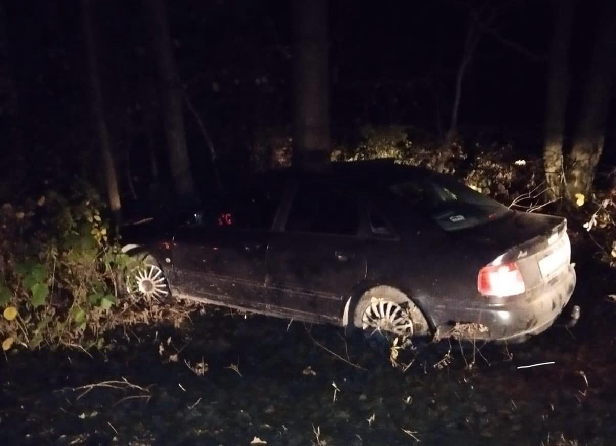 Rozbił się o drzewo. Pijany kierowca uciekał przed policją
