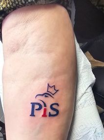 Ma 70 lat i zrobiła sobie pierwszy tatuaż. Pani Danusia wytatuowała logo PiS