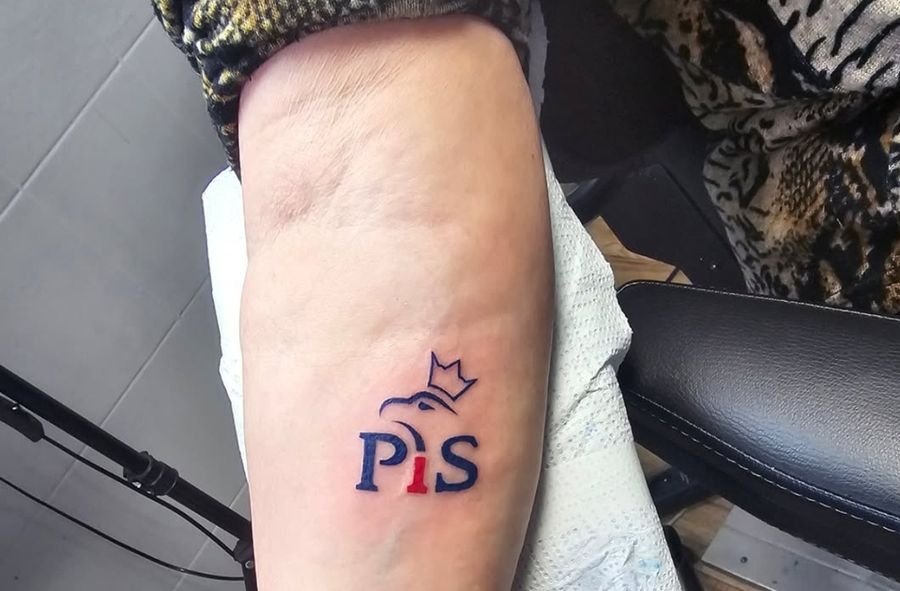 Ma 70 lat i zrobiła sobie pierwszy tatuaż. Pani Danusia wytatuow
