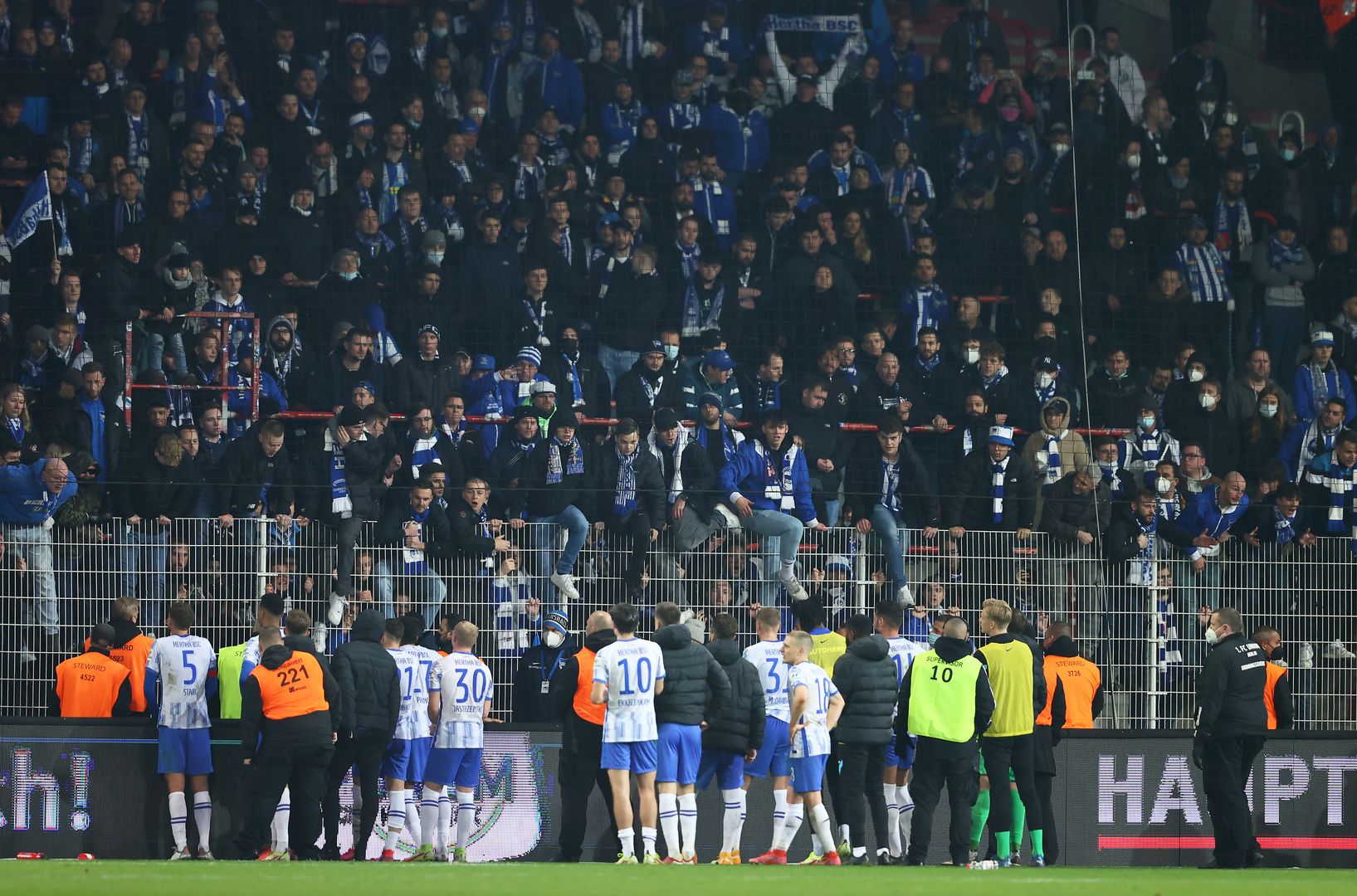 BERLIN, GERMANY - NOVEMBER 20: Hertha Berlin fans speak to players of Hertha Berlin after their sides defeat after the Bundesliga match between 1. FC Union Berlin and Hertha BSC at Stadion An der Alten Foersterei on November 20, 2021 in Berlin, Germany. (Photo by Martin Rose/Getty Images)