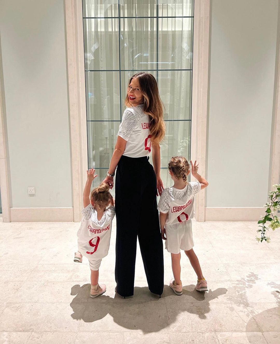 Anna Lewandowska z córkami przed meczem z Argentyną 