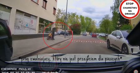 Ojciec rzucił się do kierowcy. Na wszystko patrzyły małe dzieci