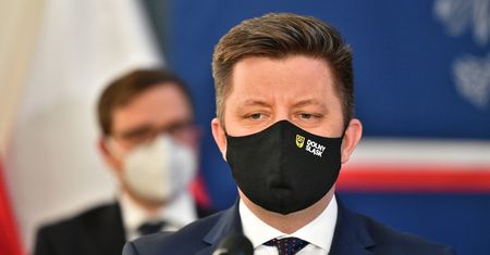 Koronawirus. Michał Dworczyk o dostawach szczepionki. Krytykuje też LOT