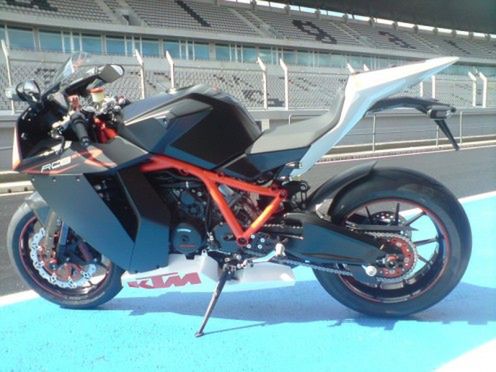 Premiera KTM RC8R