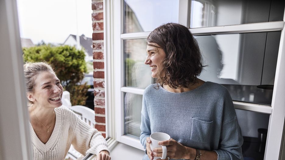 dwie rozmawiające kobiety