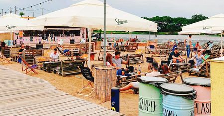 Wrocław. Rynek pusty, beach bary pełne ludzi. Tutaj ludzie nie boją się koronawirusa