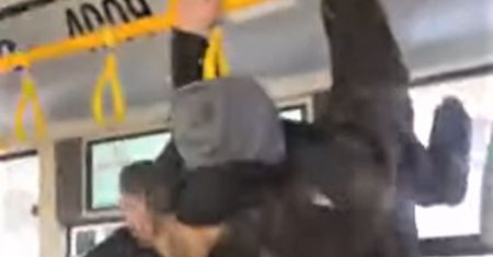 "Siłownia" w autobusie. Tak chce zdobyć popularność w sieci