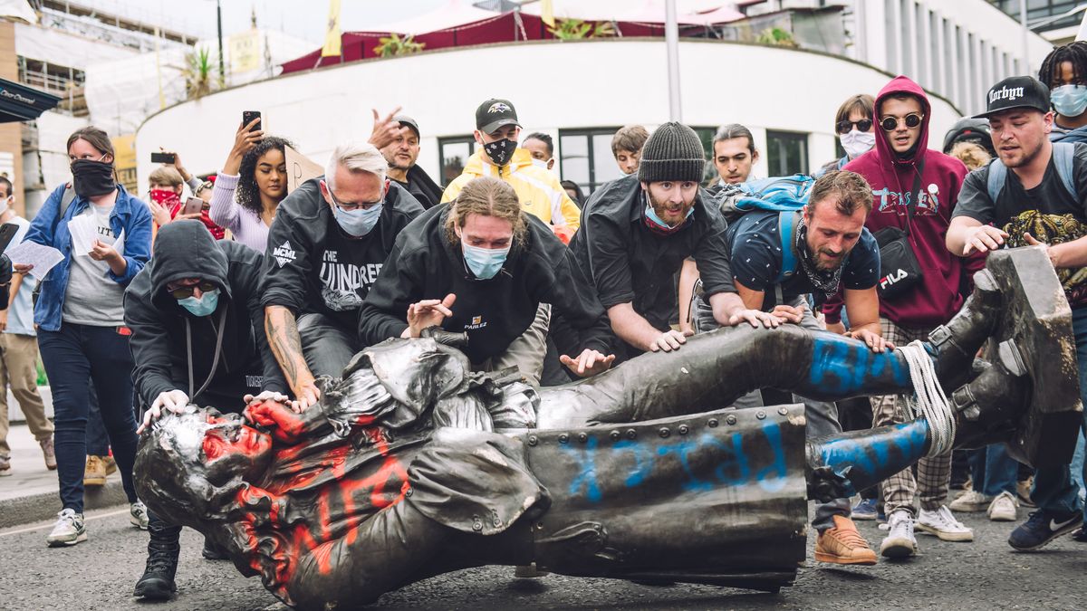 Protestujący toczą ulicami pomnik handlarza niewolnikami.