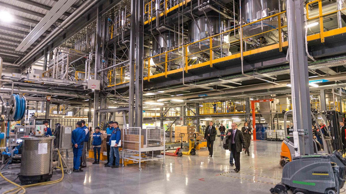 fabryka
Maciej Kulczy�ski
BASF, fabryka katalizator�w samochodowych, hala, wizyta, rega�y iwary, wn�trze, pracownik, premiera, krajowa