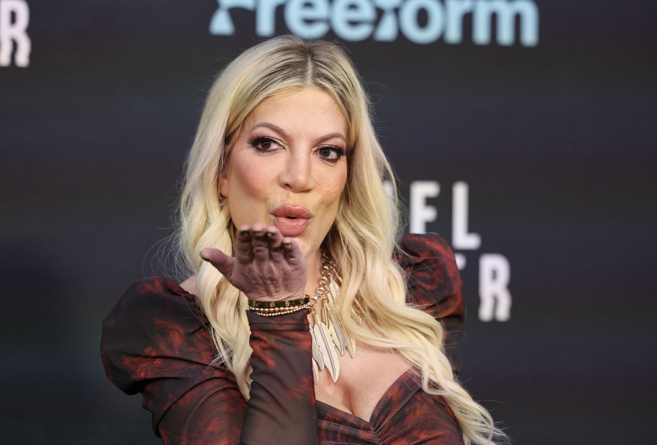 Tori Spelling's makeup-free look revealed during a routine outing