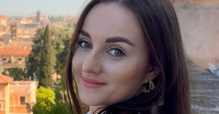 Rolniczka stanęła przed choinką w czerwonej mini. Petarda na święta