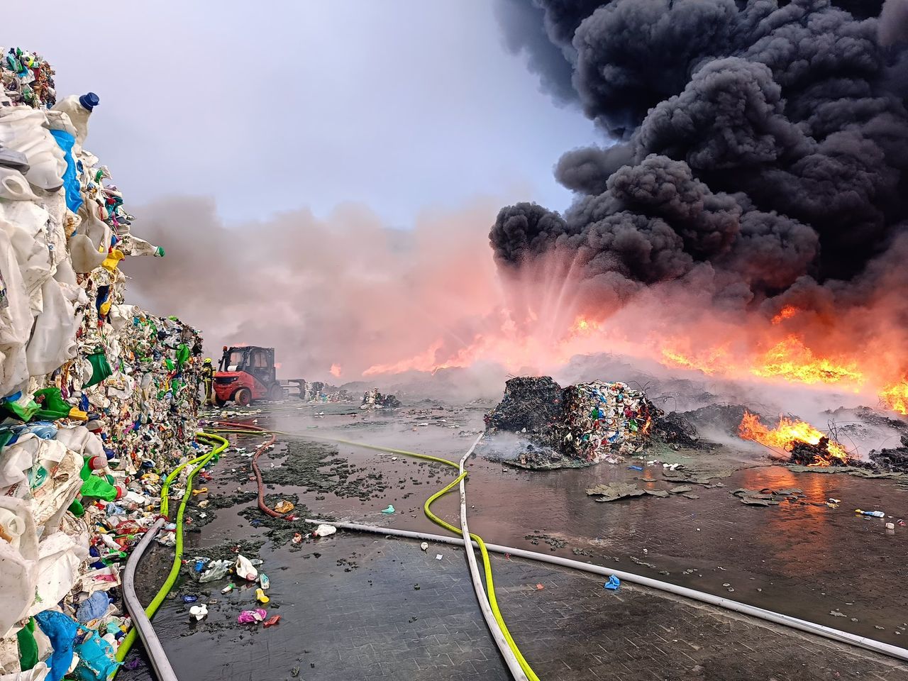 Czarny dym nad Lubelszczyzną: wielki pożar zakładu recyklingu w Rzeczycy Ziemiańskiej