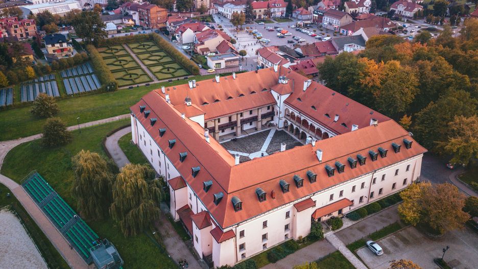 Widok na historyczną część Niepołomic z lotu ptaka