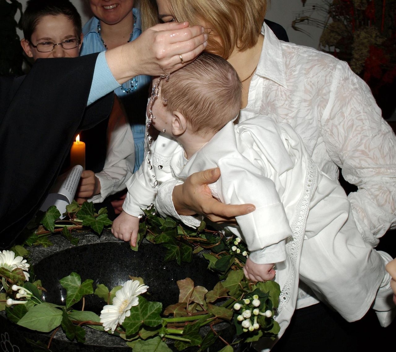 Chrzest święty w dobie koronawirusa. Odwoływać czy się nie bać?