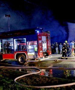 Małopolskie. Pożar hali w Kętach wypełnionej belami z papierem. Słup ognia był bardzo wysoki