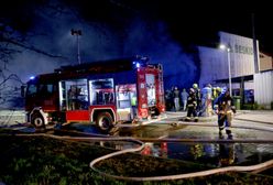Małopolskie. Pożar hali w Kętach wypełnionej belami z papierem. Słup ognia był bardzo wysoki