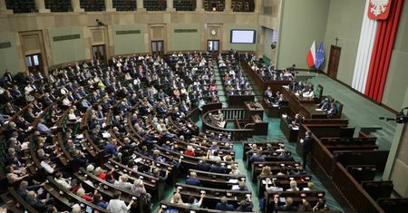 Sondaż CBOS. PiS lekko traci, "efekt Tuska" wciąż trwa