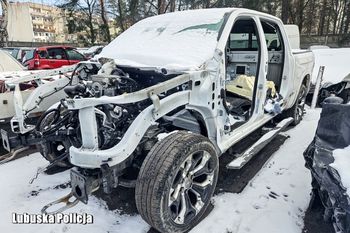 Bezczelni złodzieje aut. Mieli dziuplę tuż przy blokach mieszkalnych