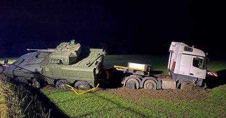 Wypadek lawety z wojskowym transporterem. Są ranni