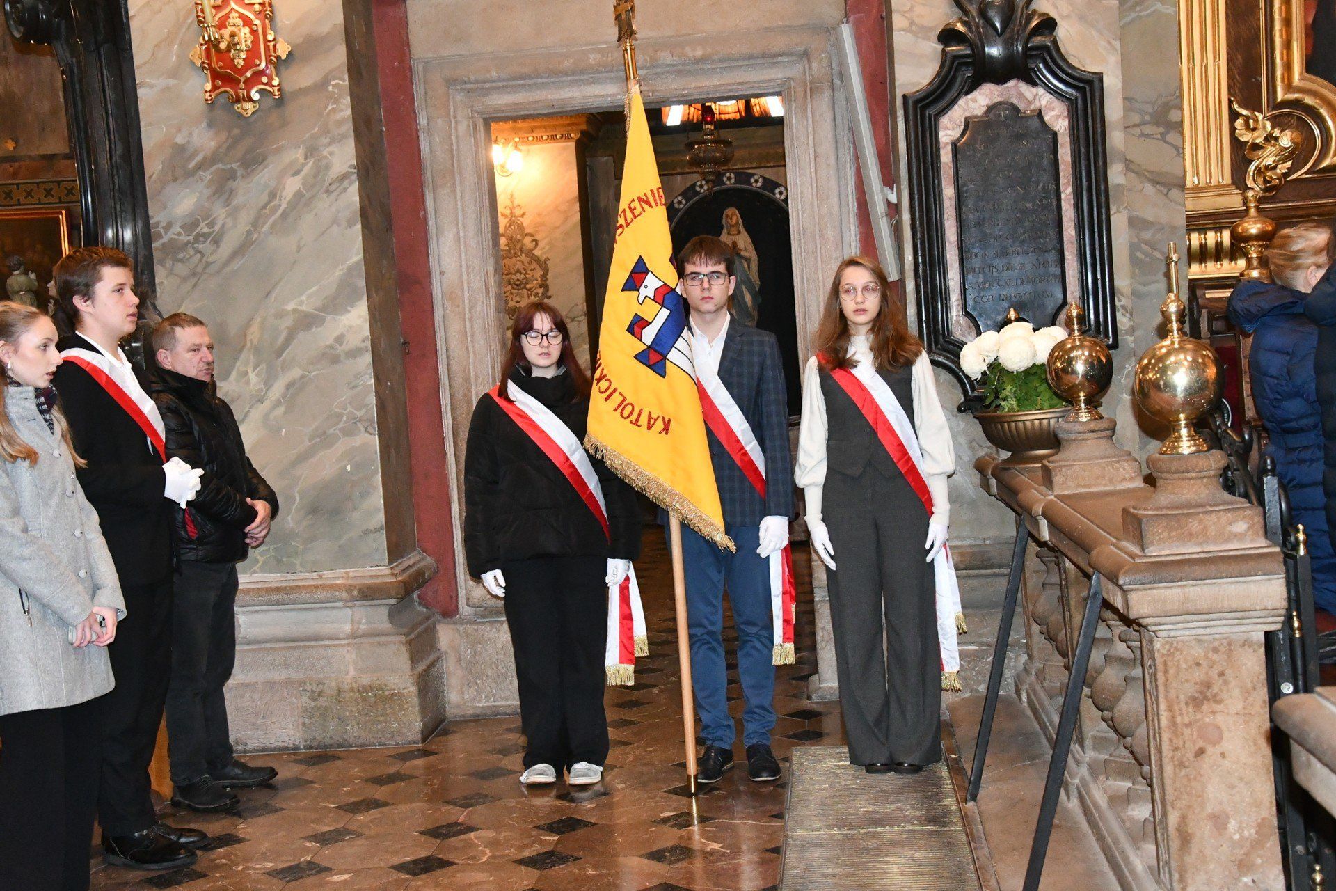 Biskup Jan Piotrowski sprawował mszę świętą w katedrze i wręczył medale &#34;Pro Christo Rege Et Ecclesia&#34;.