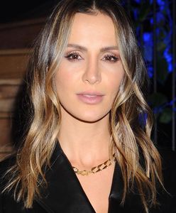 Czułości przy basenie. Sara Boruc w objęciach męża