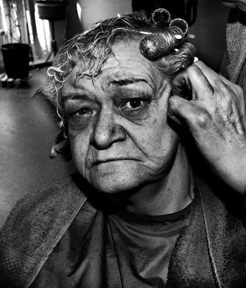 „Hair” - naturalistyczny cykl czaro białych zdjęć z salonu fryzjerskiego 6