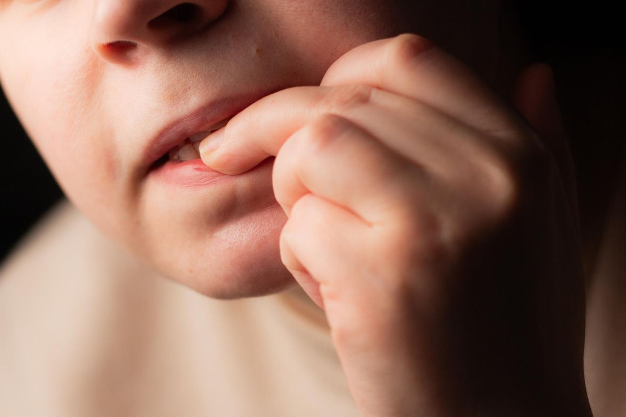 Drapiesz i obgryzasz skórki wokół paznokci? Przyczyn może być kilka