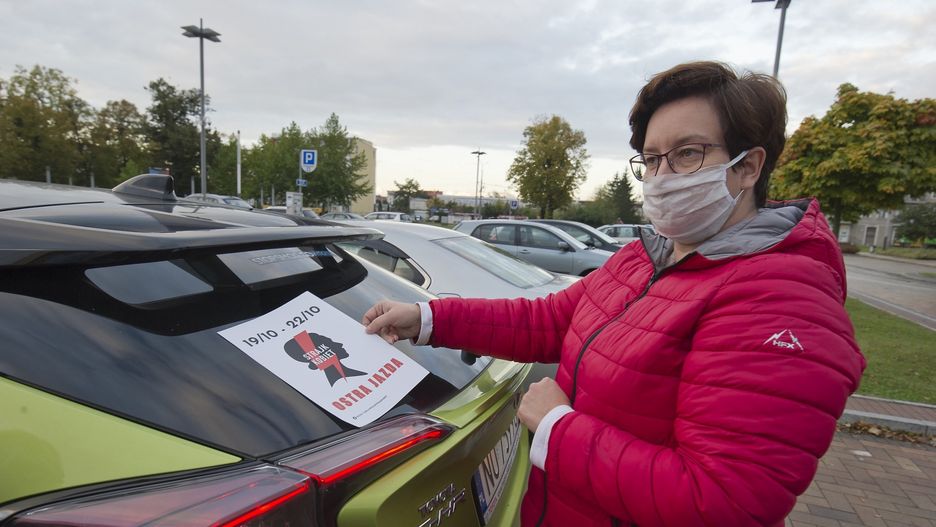 Monika Falej niewpuszczona do Sejmu. Posłanki reagują