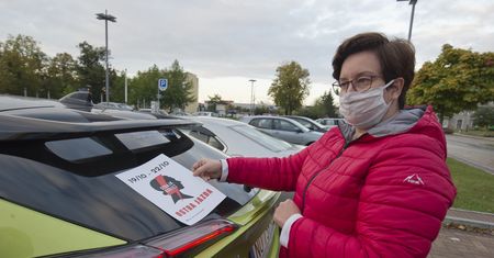 Strajk Kobiet. Posłanki Moniki Falej nie chciano wpuścić na teren Sejmu. "Granda. Na głowę upadliście?"