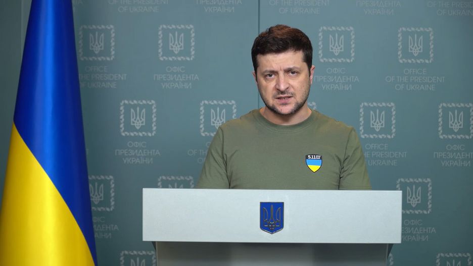 epa09799017 A still image taken from a handout video released by the Ukrainian Presidential Press Service on 03 March 2022 shows Ukrainian President Volodymyr Zelensky making a statement in Kiev, Ukraine. Russian troops entered Ukraine on 24 February prompting the country's president to declare martial law and triggering a series of announcements by Western countries to impose severe economic sanctions on Russia.  EPA/UKRAINIAN PRESIDENTIAL PRESS SERVICE HANDOUT -- MANDATORY CREDIT: UKRAINIAN PRESIDENTIAL PRESS SERVICE -- HANDOUT EDITORIAL USE ONLY/NO SALES Dostawca: PAP/EPA.