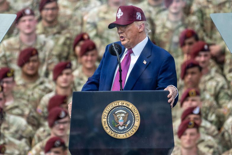 US President Donald Trump speaks at Fort Bragg to celebrate the US Army's 250th anniversary at Pike Field at Fort Bragg, North Carolina, USA, 10 June 2025. Fort Bragg is home to the 82nd Airborne Division, Joint Special Operations Command and other units. EPA/STAN GILLILAND Dostawca: PAP/EPA.