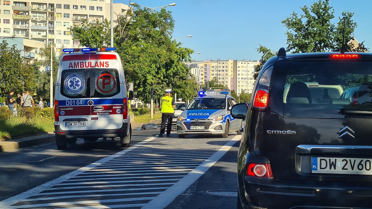 Wrocław. Koszmarny wypadek na Pilczyckiej. Pieszy zginął potrącony na pasach