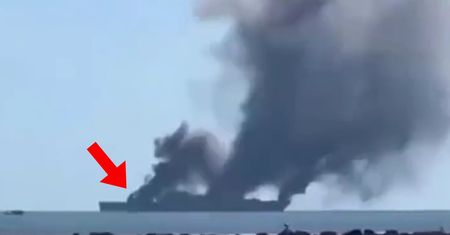 Kłęby dymu nad okrętem. To nie pożar, tylko trik znany z Rosji