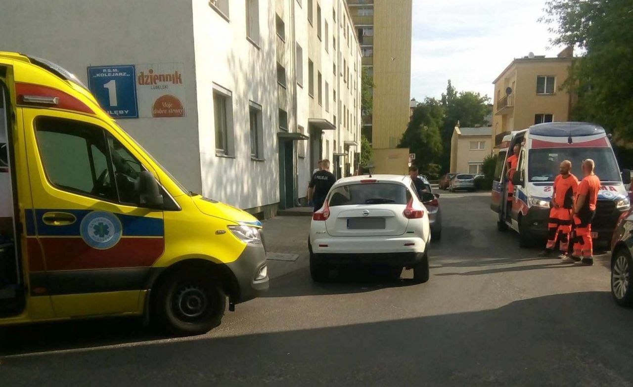 Ratownicy medyczni musieli iść pieszo. Dojazd zablokował kierowca nissana