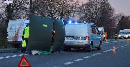 Samochód ciężarowy śmiertelnie potrącił pieszego. Mężczyzna wysiadał z busa na przystanku