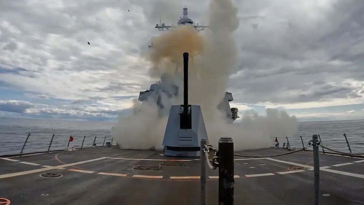 Strzelanie z armaty Mk 45 kal. 127 mm z okrętu wojennego US Navy