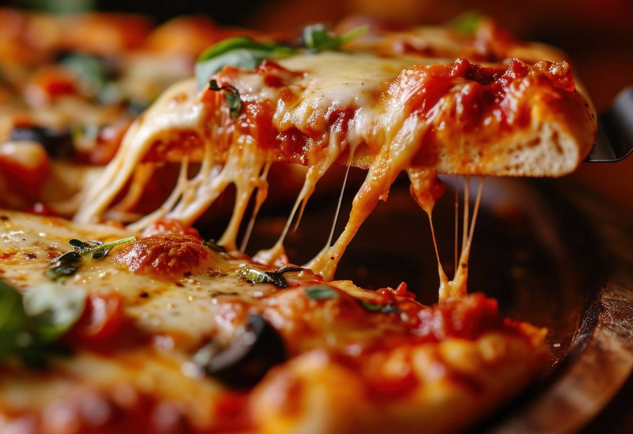Pizza z patelni robi prawdziwą furorę. Jak ją przyrządzić? To banalnie proste