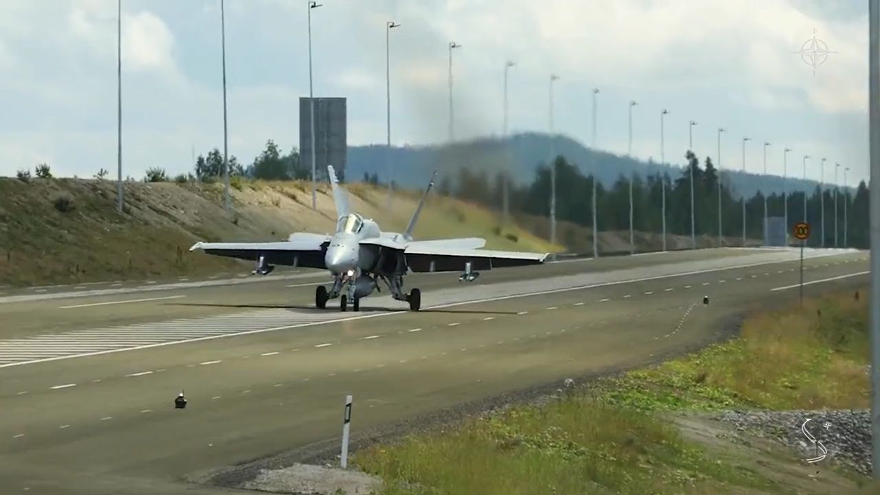 Fiński F/A-18 Hornet podczas ćwiczeń operowania z drogowych odcinków lotniskowych.