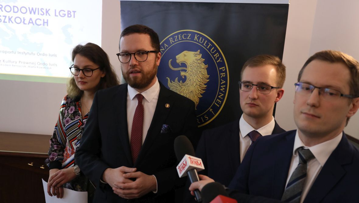 Konferencja prasowa w Ordo Iuris (Tymoteusz Zych, drugi z lewej) poświęcona akcji "Tęczowy Piątek"  zainicjowanej przez Kampanię Przeciw Homofobii. Celem było okazanie solidarności z młodzieżą LGBTQ