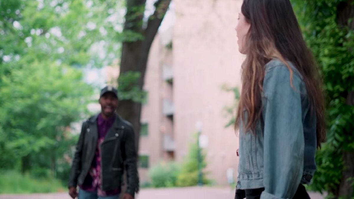 Śpiewak operowy dołączył do śpiewającej studentki. 