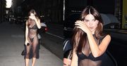 32-letnia Emily Ratajkowski paraduje po Nowym Jorku w prześwitującej sukience, eksponując stringi i stanik (ZDJĘCIA)