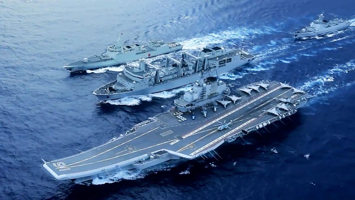 Chiński lotniskowiec Liaoning i towarzyszące mu okręty