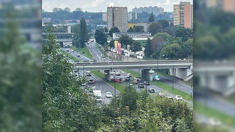 Samochód uderzył w betonowy filar wiaduktu kolejowego na al. Witosa