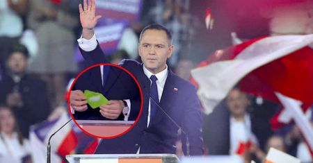 Nagle Nawrocki sięgnął po kopertę. "Szczególny upominek"