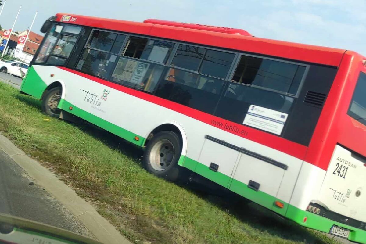 Bolt zderzył się z autobusem na rondzie Dmowskiego przy Zamku