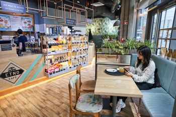 Kultowa sieć kawiarni zamyka lokale. Przegrywa walkę z Żabką?