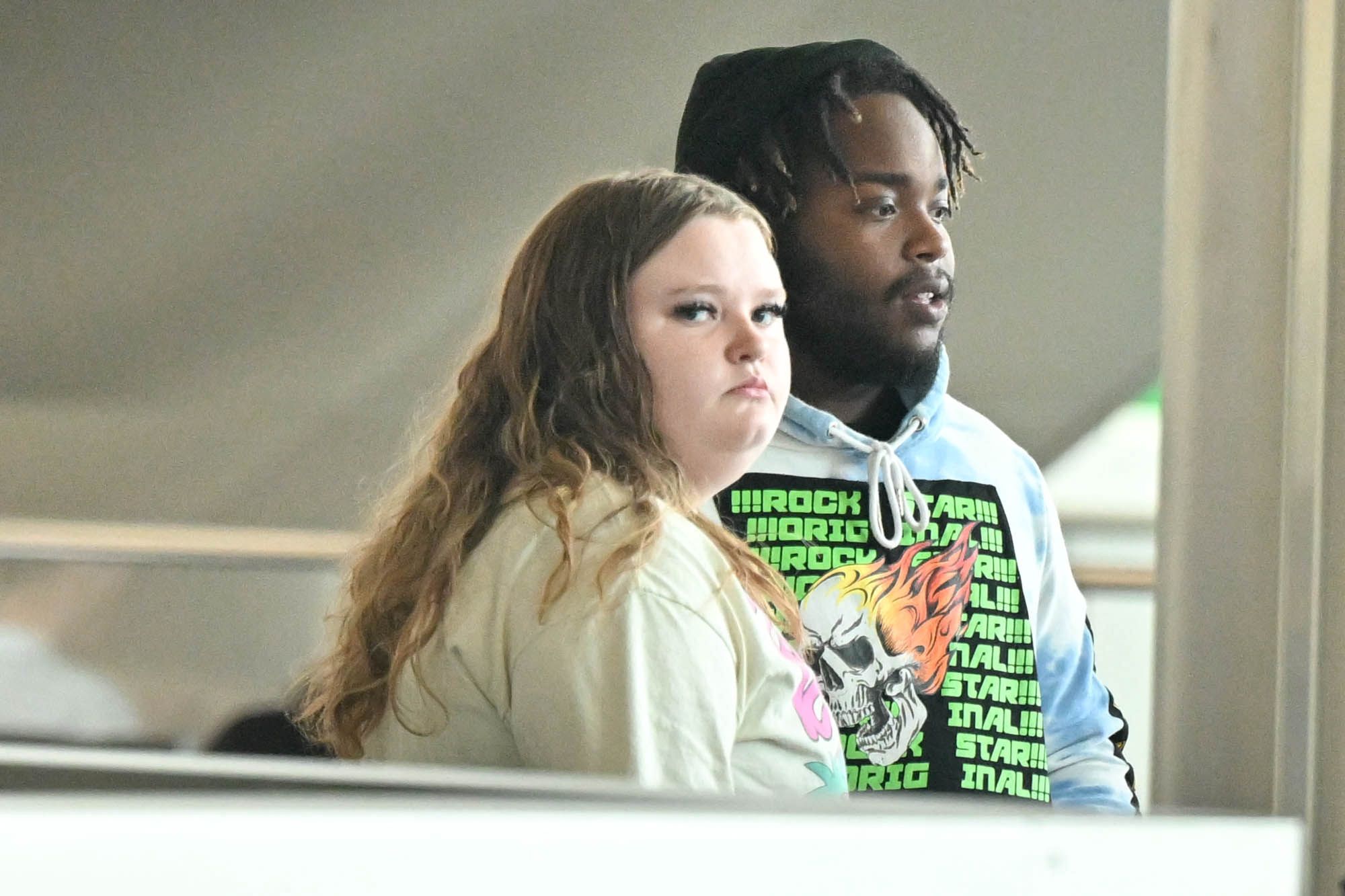 Tak dziś wygląda Honey Boo Boo. Na lotnisku towarzyszył jej partner