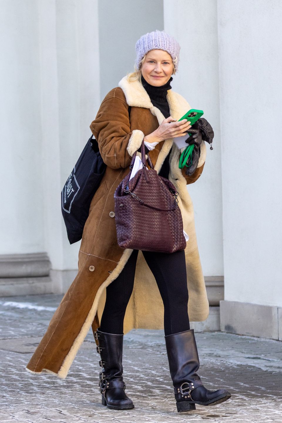 Obwieszona metkami Małgorzata Kożuchowska krąży po Warszawie